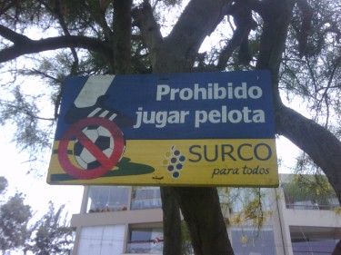 Prohibido jugar pelota Letrero en parque de Surco